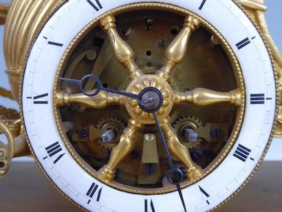 PENDULE AU CHAR DE L'AMOUR en bronze doré....