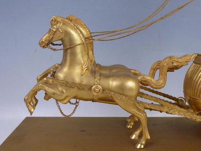 PENDULE AU CHAR DE L'AMOUR en bronze doré....