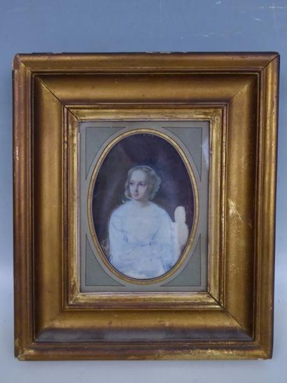 MINIATURE ovale représentant une femme en...