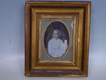 MINIATURE ovale représentant une femme en...