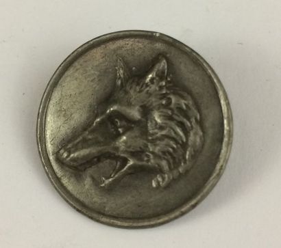 O. Un bouton. Comte de la Borderie. 1860...