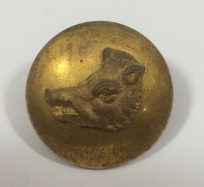 O. Un bouton. Léon Chrétien. 1890-1895