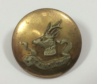 O. Un bouton. Rouvoltz. Vicomte de Rochebouet....