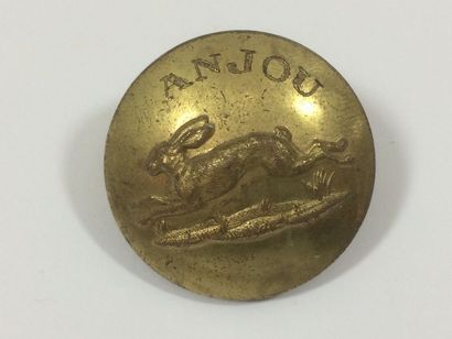 O. Un bouton. « Anjou ». Vicomte de Villoutre....