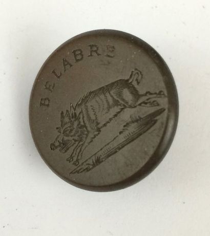 O. Un bouton. « Belabre ». Vicomte de Gallwey....