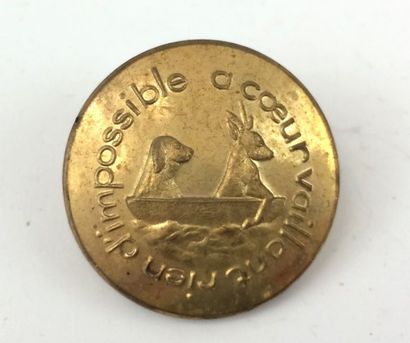 O. Un bouton. Equipage Jacques Cœur. Monsieur...