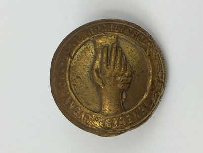 O. Un bouton (retirage). Comte de la Guiche....