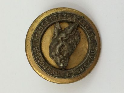 O. Un bouton. Sus au lièvre. Docteur Collot....