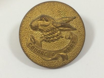 O. Un bouton. Courre à mort. Comte d’Elva....