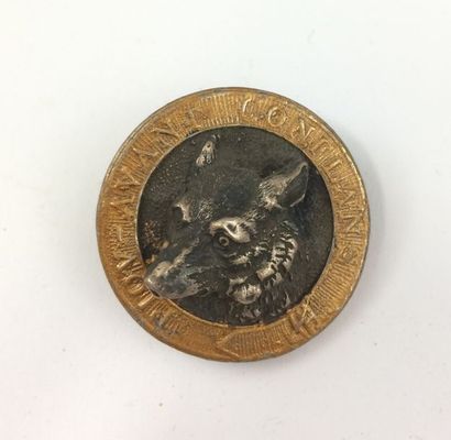 O. Un bouton (retirage). Piqu’Avant Confflans....