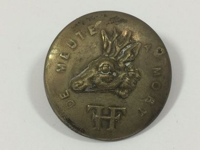 O. Un bouton. De meute à mort. Baron de Herissenn....