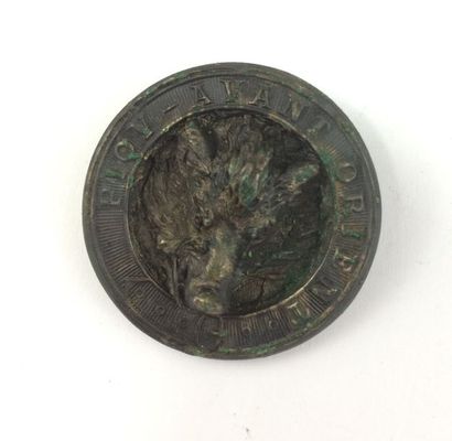 O. Un bouton. Piqu’avant Orient. Monsieur...