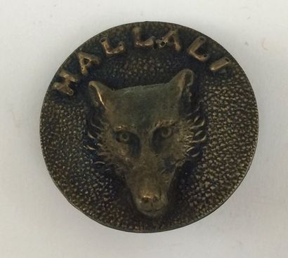 O. Un bouton (retirage). Hallali. Comte de...