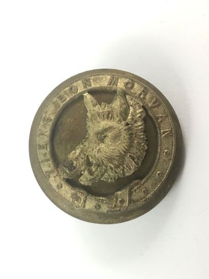 O. Un bouton. Tiens bon Morvan. Marquis de...
