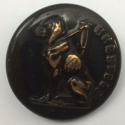 O. Un bouton. E de Brestels. M. Ratier. ...