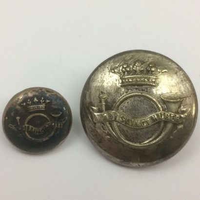 Oo. Paire de boutons. Comte de Rougé. 18...