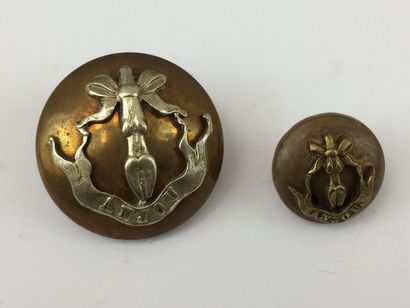 Oo. Paire de boutons. Marquis de Talhouët...