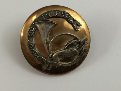 O. Un bouton. Piqu’ si tu peux. H. Callier....