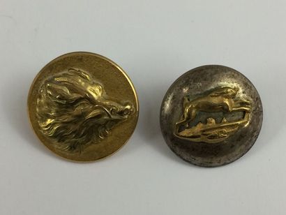 O O. Deux boutons, 2 modèles. Comte de Deservilliers....