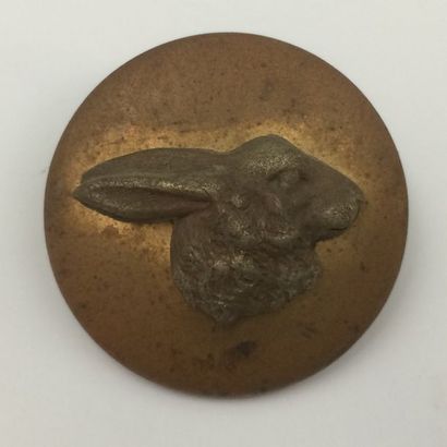 O. Un bouton. Baron de Villoutray. 1907-...
