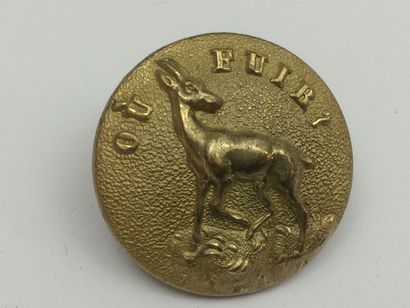 O. Un bouton. Où fuir ? Comte de Certeau....