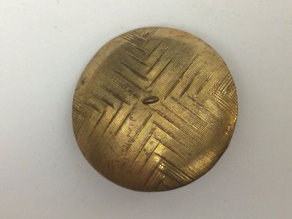 O. Un bouton. Monsieur Dôle de Marenche....