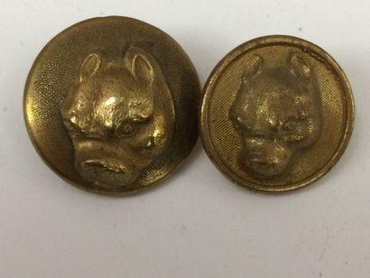 O O. Deux boutons (dont un bouton en retirage),...