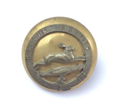 O. Un bouton. Rallye Artois. Comte d’Hespel....