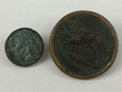 Oo. Paire de boutons (le petit bouton en...