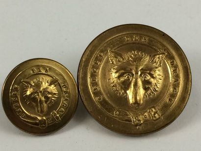 Oo. Paire de boutons, 2 modèles. Cercle des...