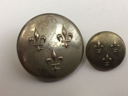 Oo. Paire de boutons. Equipage d’Eu. Comte...