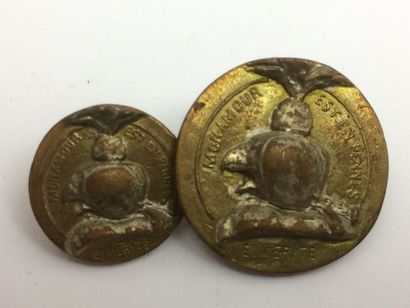 Oo. Paire de boutons. Docteur Arbel. 189...