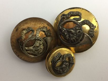 Oo O. Paire de boutons et un bouton. Monsieur...