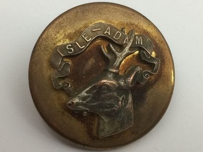 O. Un bouton. 1er modèle. Isle Adam. Monsieur...