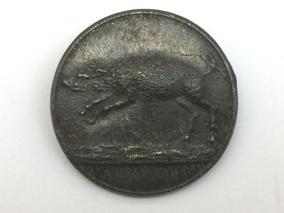 O. Un bouton. Prince de Condé. (sanglier)....