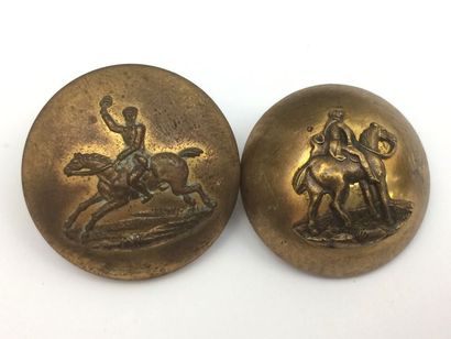 O O. Deux boutons, 2 modèles. Equipage de...