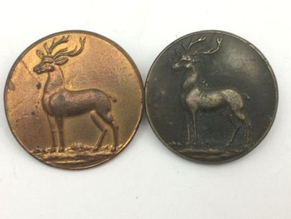 O O. Deux boutons (L’un en retirage), 2 modèles....