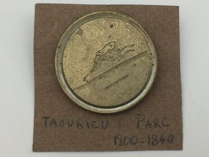 O. Un bouton. Monsieur Taounien du Parc....
