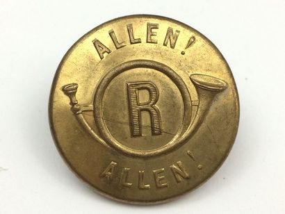 O. Un bouton. Allen. Société de la Ramée....