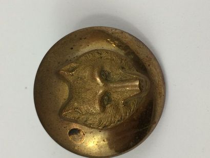 O. Un bouton. Monsieur de la Rochetaillé....