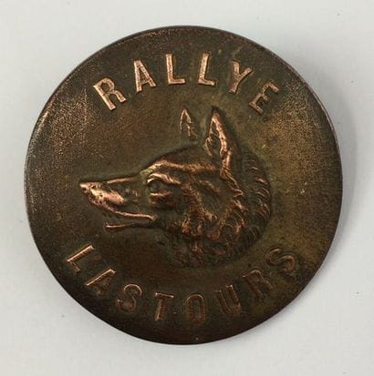 O. Un bouton. Rallye Lastours. Monsieur Amilhau....