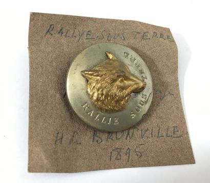 O. Un bouton. Rallye Sous terre. Monsieur...