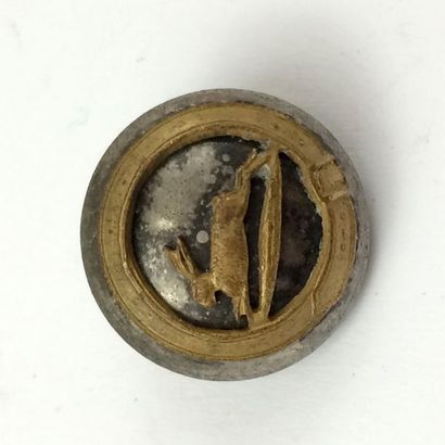 O. Un bouton. Faute de mieux. Saint-Jean...