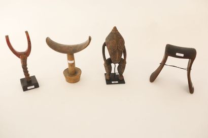 ART TRIBAL
Quatre objets, XXe, bois sculpté...