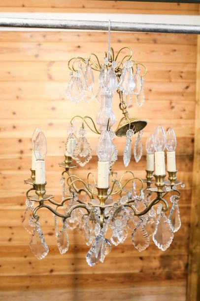 Lustre orné de pampilles à huit bras de lumière,...