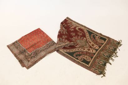 Deux textiles (nappe et châle) à motifs cachemires,...