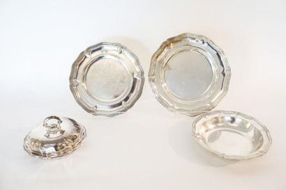 Légumier, jatte et deux plats de style Louis...
