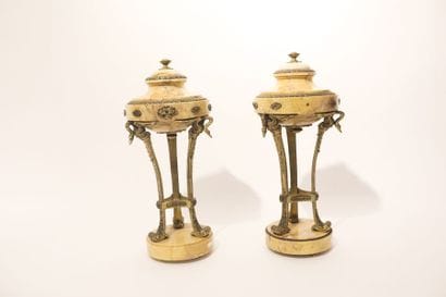 Paire de cassolettes en athénienne, circa...