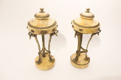 Paire de cassolettes en athénienne, circa...