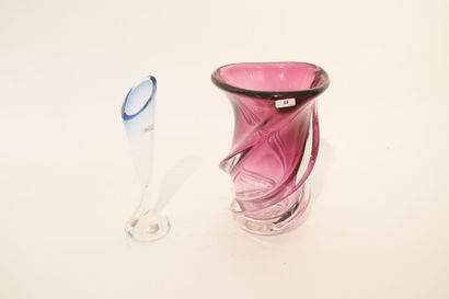 VAL-SAINT-LAMBERT
Deux vases (dont un soliflore)...